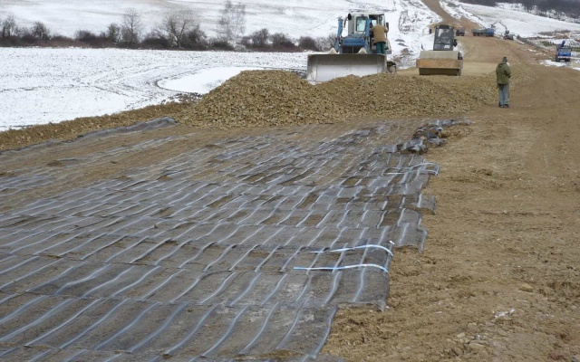 Wzmocniony nasyp warstwowy na drodze II/236 w Lánech