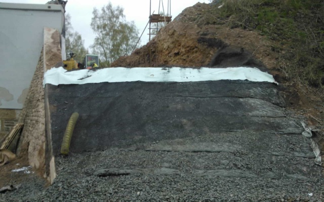 Wzmocnienie nasypów nad konstrukcją mostową na linii Planá – Cheb