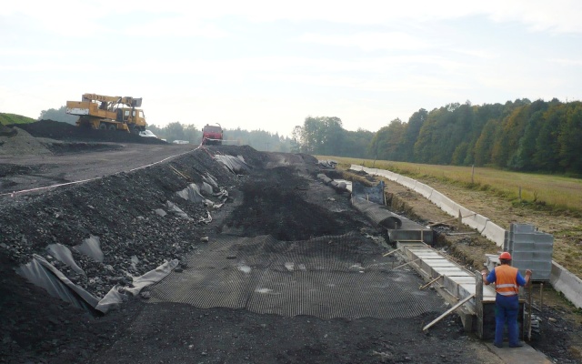 Mur oporowy z systemu Tensartech TW1 na drodze I/48 Rychaltice – Frýdek-Místek