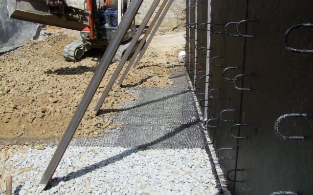 Budowa wzmocnionych murów oporowych w ramach modernizacji linii kolejowej Rokycany–Pilzno