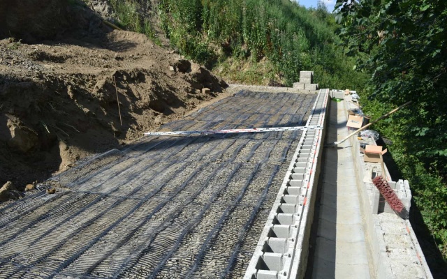 Žďár nad Sázavou, nowa budowa domu jednorodzinnego, ściana oporowa z gruntu zbrojonego