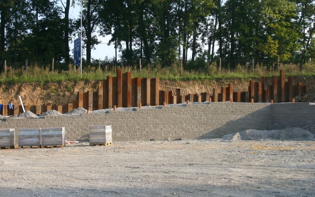 Opórcza konstrukcja dla posadowienia domu handlowego w Boskovicach