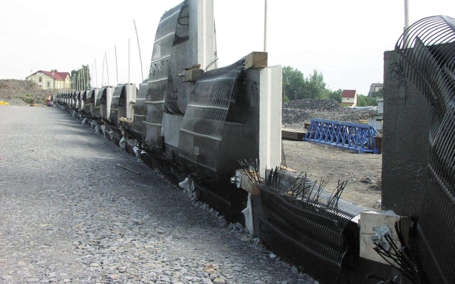 Ściana oporowa z wielkopowierzchniowych paneli na autostradzie D47 w Ostrawie (rampa 3 węzła MÚK Rudná)