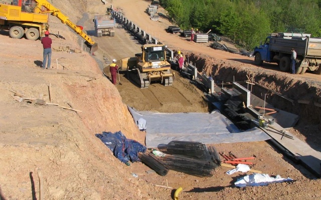 Mur oporowy z wielkoformatowych paneli na obejściu drogi I/7 Chomutov – Křimov
