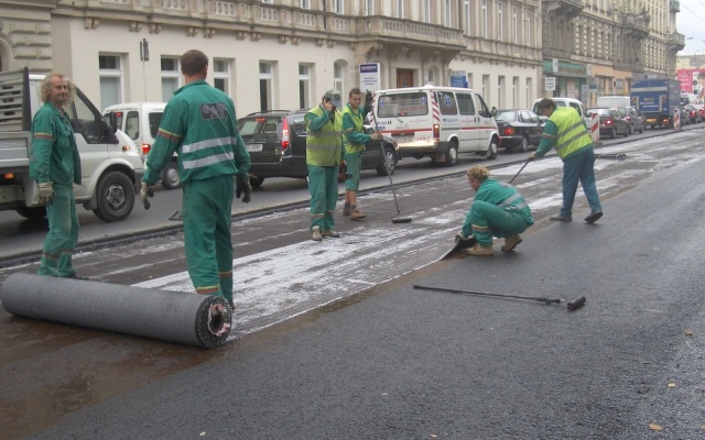 Celopowierzchniowa ochrona przed pęknięciami na ulicy Koliště w Brnie
