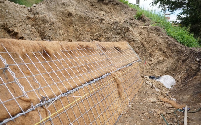 Jemnice, zbrojony nasyp pod drogą