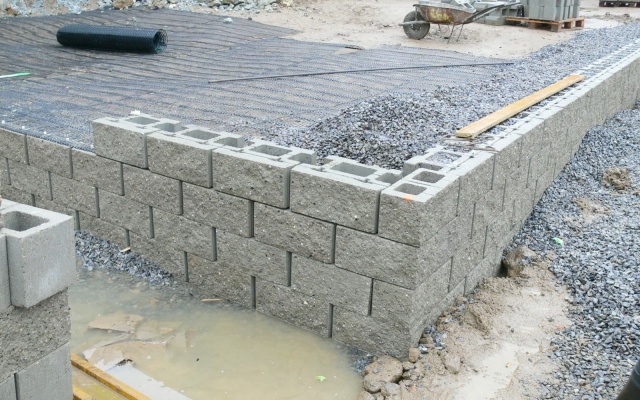 Mur oporowy na terenie centrum handlowego w Igławie