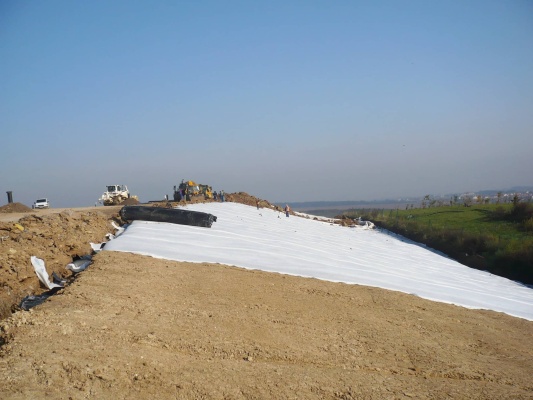 Drenażowy system i wzmocnienie warstwy rekultywacyjnej na składowisku w Pradze-Ďáblicach