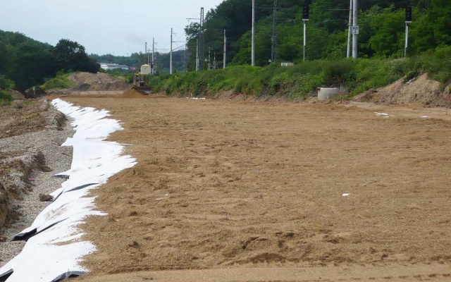 Odvodnienie korpusu nasypu przebudowanej drogi w Roztokach koło Pragi