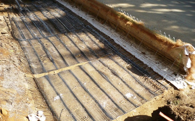 Wysokie oddzielenie drogi i ścieżki rowerowej stromym zboczem w Prášilech na Szumawie