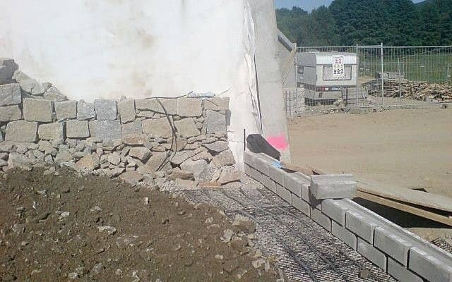 Mur oporowy z systemu Tensartech TW1 na korytarzu kolejowym Votice – Benešov