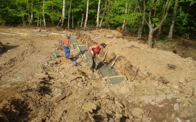 Mur oporowy wyrównujący stromy teren stacji kolei linowej na stoku w Klínych