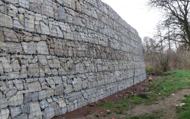 Ściana oporowa z okładziną z kamienia naturalnego w Ivančicach