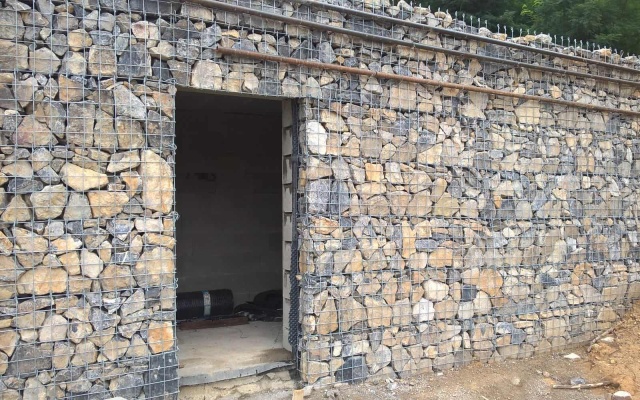 Řícmanice, mury oporowe do wyrównania terenu na stoku