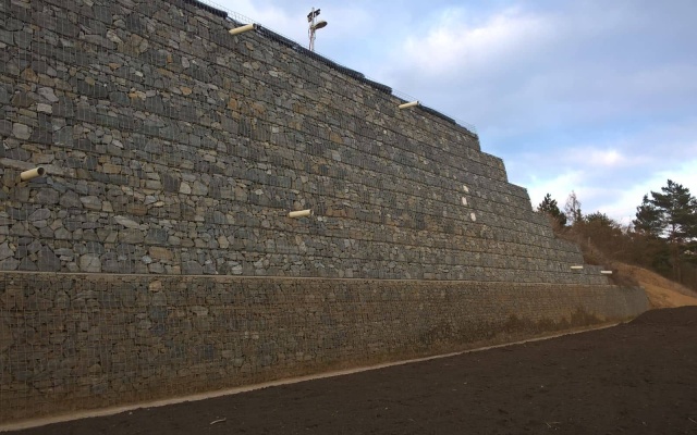 Lelekovice, nadbudowa muru