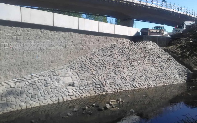 Děčín – Vilsnice, mur oporowy z gruntu zbrojonego wzdłuż potoku Jílovský