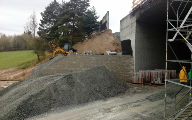 Modernizacja autostrady D1, odcinek 04, Ostředek – Šternov, wzmocnione skrzydła mostu