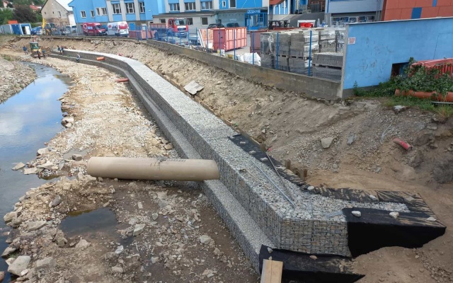 Zabezpieczenie skarpy pod ścieżką rowerową w Jihlavie