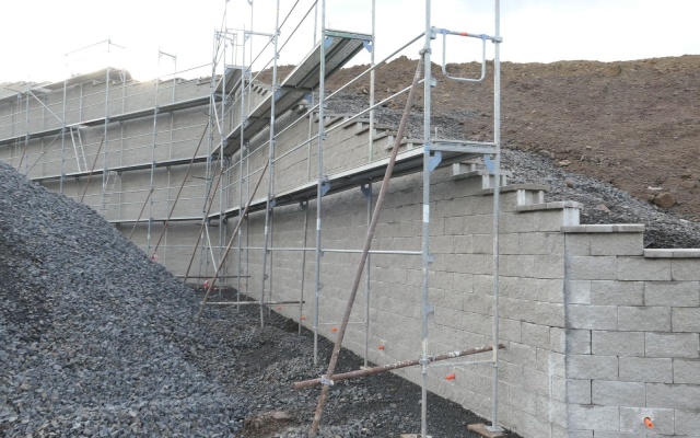 Ściany oporowe w parku przemysłowym w Ostrovie nad Ohří