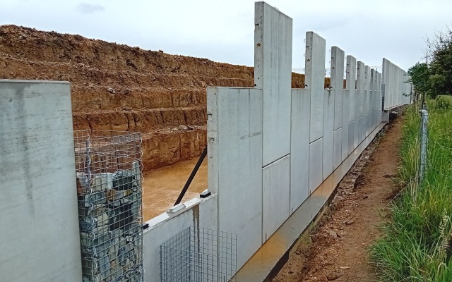 Ściana oporowa z gruntu zbrojonego z licem z wielkoformatowych paneli na linii kolejowej we Vlkově u Tišnova