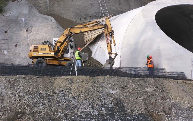 Wzmocnienie stoków portalu wyjazdowego tunelu Hněvkov II