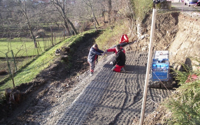 Sanacja osuwiska lokalnej drogi w Louce u Ostrohu