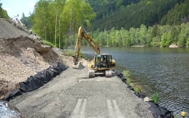 Wybudowanie utwardzonych powierzchni na pochyłej działce koło Karlowych War