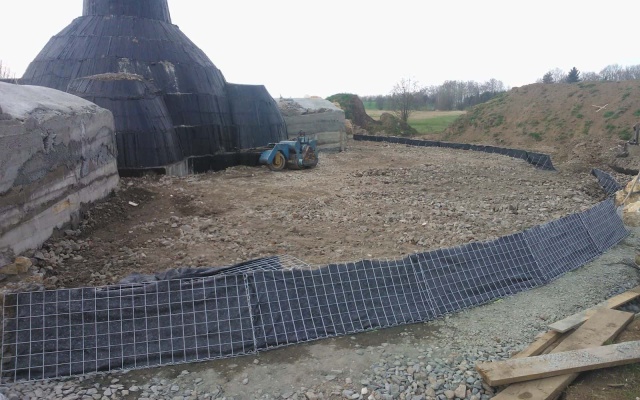 Wzmocnione ziemne ciało z wewnętrzną sztuczną jaskinią koło Ołomuńca