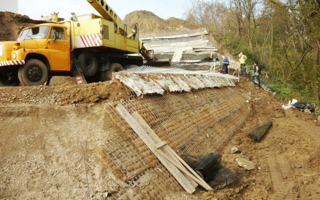 Rozszerzenie nasypu drogi dojazdowej na przedmieściach Vyškova