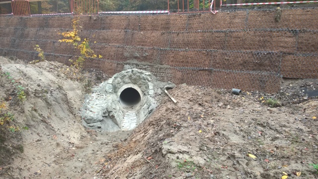 Troskovice, Droga III/28115, strome zbocze z gruntu zbrojonego