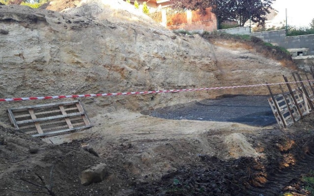 Slaný, strome zbocze na granicy działki