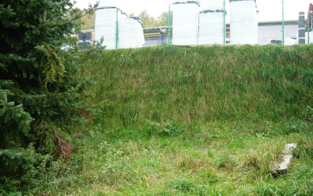 Rozszerzenie placu manewrowego w Dolanech koło Kladna za pomocą wzmocnionego stromego zbocza