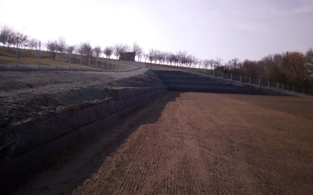 Sanacja muru oporowego na boisku piłkarskim w Dolním Němčí