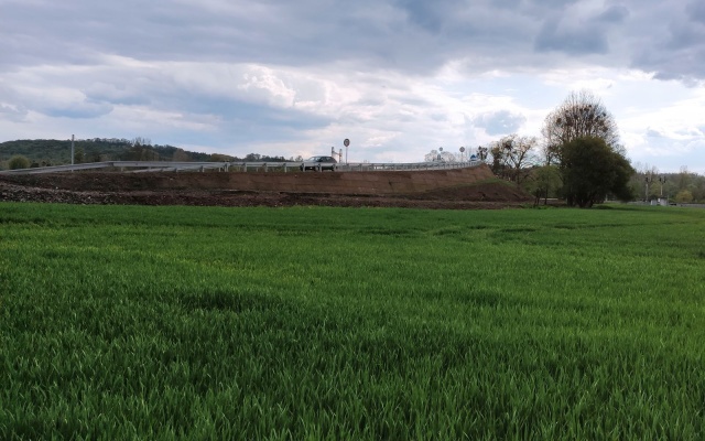 Wzmocniony nasyp drogi nad linią kolejową w miejscowości Hustopeče nad Bečvou
