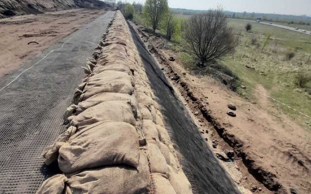 Strome zbocze na granicy działki – centrum technologiczne Švédské šance