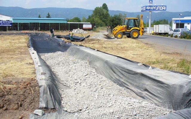 Posadowienie hali na terenie podmokłym z wykorzystaniem platformy rozkładającej z geosiatkami Tensar