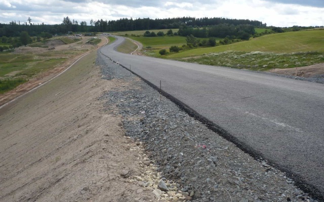 Wzmocniony nasyp warstwowy na drodze II/236 w Lánech