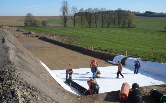 Posadowienie nowo budowanego nasypu modernizowanej drogi II/405 Příseka–Brtnice