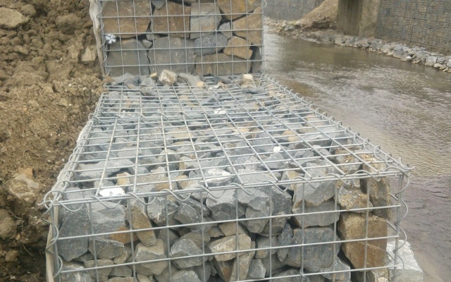Odbudowa koryta potoku po powodniach za pomocą murów gabionowych w Závišicach
