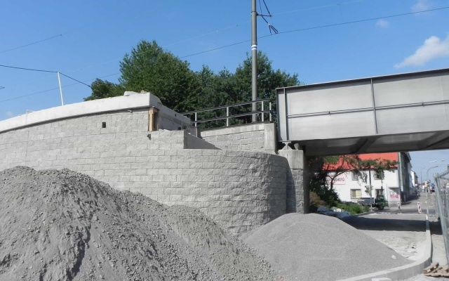 Ściana oporowa kładki nad linią kolejową Tábor – Bechyně