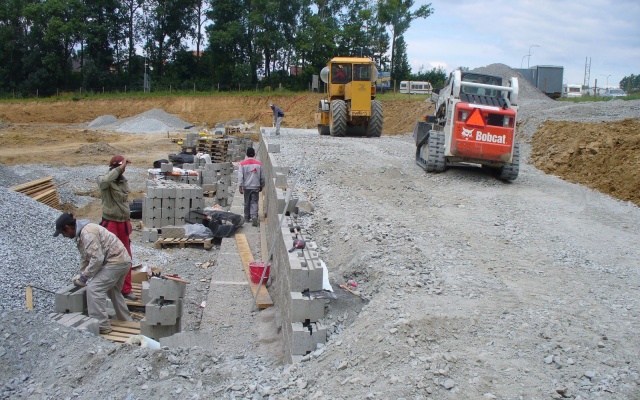 Opórcza konstrukcja dla posadowienia domu handlowego w Boskovicach