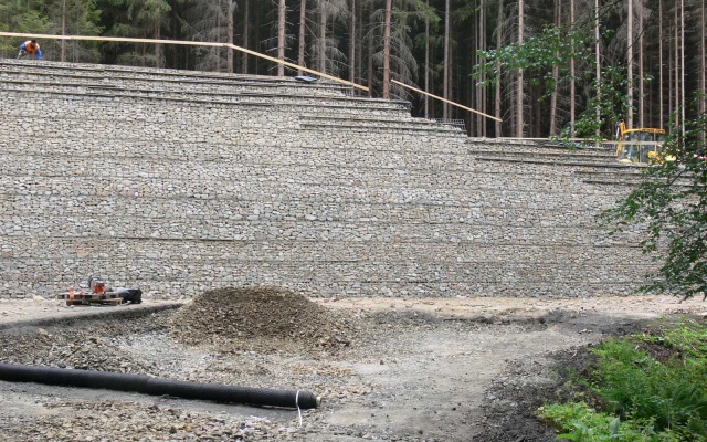 Strome skarpy z gruntu zbrojonego realizowane w ramach przebudowy drogi II/150