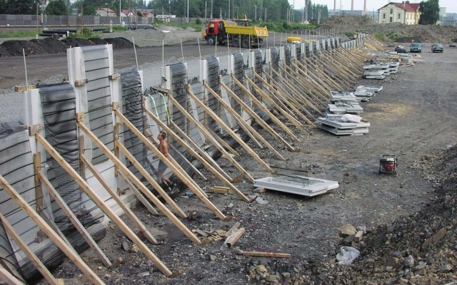 Ściana oporowa z wielkopowierzchniowych paneli na autostradzie D47 w Ostrawie (rampa 3 węzła MÚK Rudná)