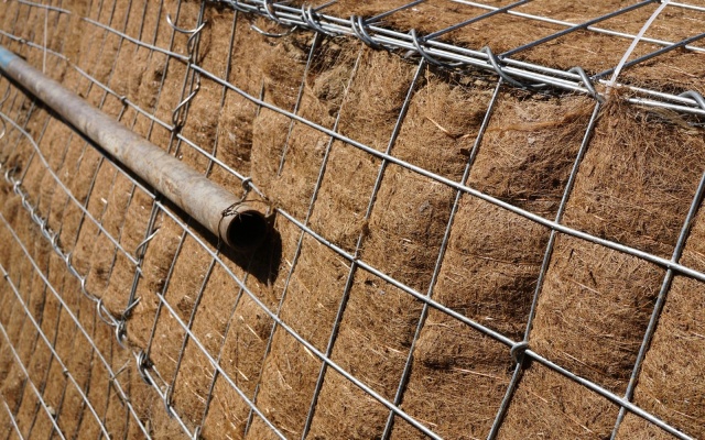 Jemnice, zbrojony nasyp pod drogą