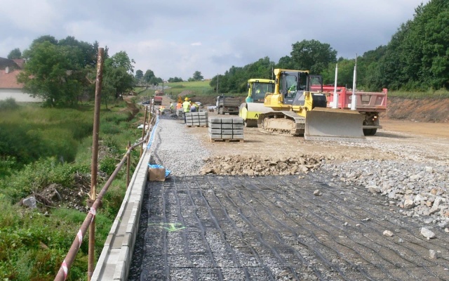Mur oporowy z systemu Tensartech TW1 na korytarzu kolejowym Votice – Benešov