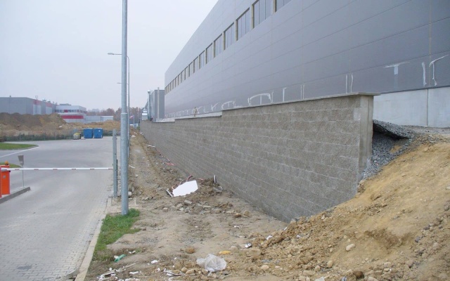 Liberec, mur oporowy na terenie parku VGP