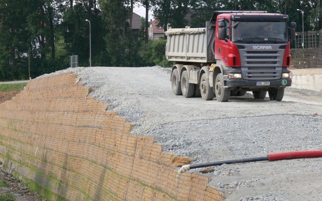 Konstrukcja oporowa pod posadowienie domu handlowego w Boskovicach