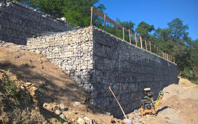 Řícmanice, mury oporowe do wyrównania terenu na stoku