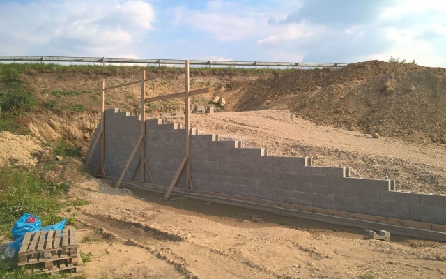 Wzmocniona ściana przy podporze mostu na autostradzie D1 Senec – Blatné, skrzyżowanie Blatné