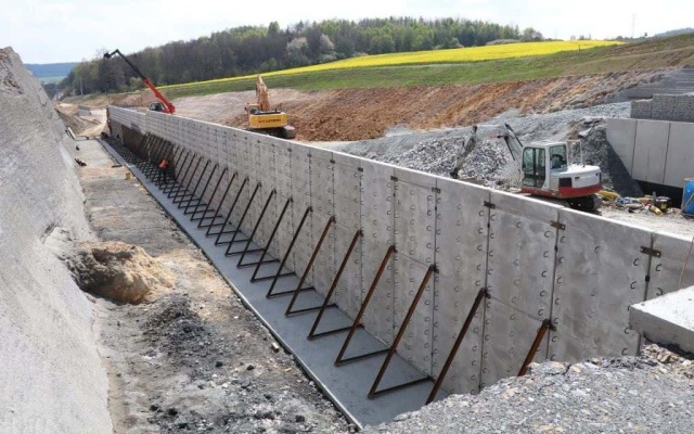 Budowa wzmocnionych murów oporowych w ramach modernizacji linii kolejowej Rokycany–Pilzno